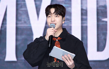 [포토] 온앤오프 소개하는 MC유재필