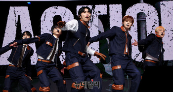 [영상] 타이틀곡 '더 스트레인저' 무대 선보이는 온앤오프