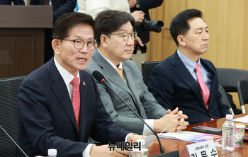 [포토] 노동개혁 토론회 기조연설 하는 김문수 고용노동부 장관