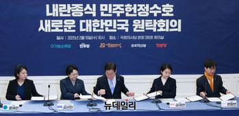 [포토] 공동선언문에 서명하는 야5당 대표