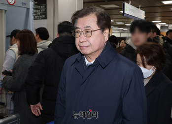 [포토] 탈북어민 강제북송 사건, 선고 출석하는 서훈 전 국가안보실장