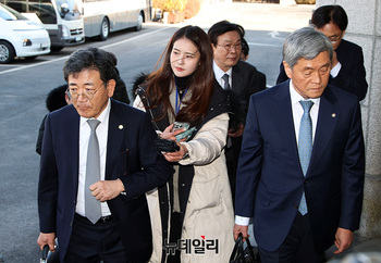 [포토] 심판정 향하는 국무총리 측 변호인단 