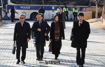 [포토] 법원 향하는 윤 대통령 변호인단 