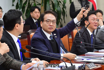 [포토] 케이블타이 수갑 들고 나온 박선원 민주당 의원