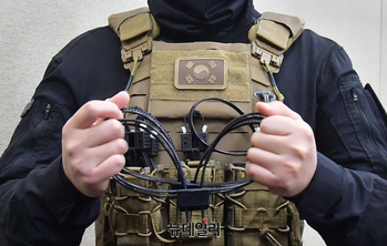 [포토] 국회 국방위 등장한 '케이블타이'