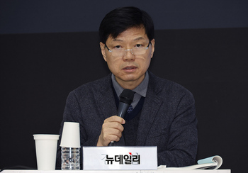 [포토] 주제발표하는 김명섭 연세대 교수