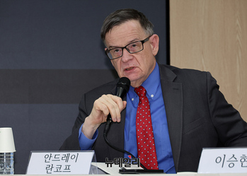 [포토] '소련의 점령정책' 발표하는 안드레이 란코프 국민대 교수