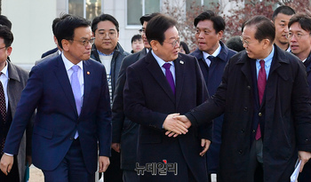 [포토] 함께 사랑재 향하는 최상목·권영세·이재명