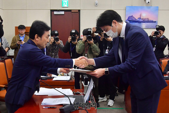 [포토] 동행명령장 발부하는 안규백 국조특위 위원장