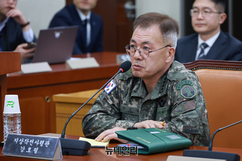 [포토] 질문에 답하는 강호필 지상작전사령관