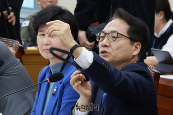 [포토] 자기 팔에 수갑 채운 박선원 민주당 의원