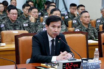 [포토] 답변하는 김선호 국방부 장관 직무대행