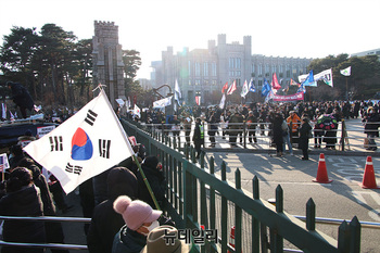 [포토] '탄핵'으로 두 쪽난 고려대 