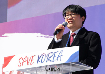 [영상] '탄핵 반대' 외치는 윤서인 작가 