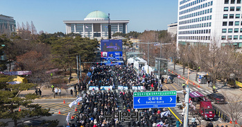 [포토] 국회의사당 앞 울려퍼지는 '탄핵 반대' 목소리 