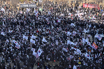 [영상] 대전시청광장 가득 메운 '탄핵반대' 태극기 물결