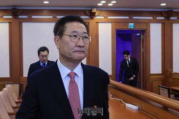 [포토] 소심판정 입장하는 박성재 법무부 장관 