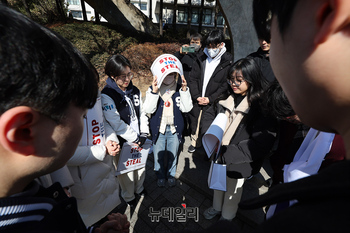[포토] 탄핵반대 시국선언, 기도로 준비하는 숭실대학생들