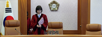 [포토] 심판정 입장하는 이미선 헌법재판관 