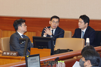 [포토] 심판정서 대화 나누는 이창수·조상원·최재훈 