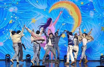 [영상] 타이틀곡 '블루'로 컴백한 제로베이스원