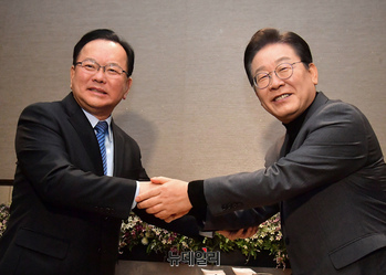 [포토] 악수 나누는 이재명 민주당 대표와 김부겸 전 총리