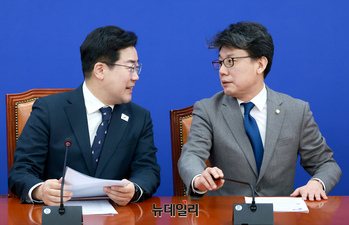 [포토] 대화 나누는 박찬대·진성준