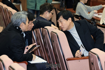 [포토] 심판정서 대화 나누는 이성윤·박균택·김기표