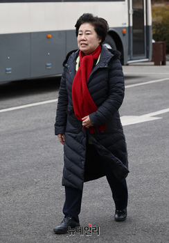 [포토] 탄핵심판 최종변론 입장하는 조배숙 의원