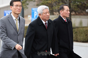 [포토] 입장하는 김홍일 전 방통위원장