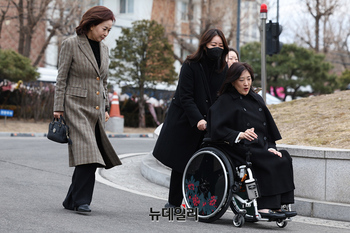 [포토] 입장하는 김민전-최보윤 의원