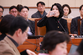 [포토] 법사위서 물 마시는 이진숙 방송통신위원장 