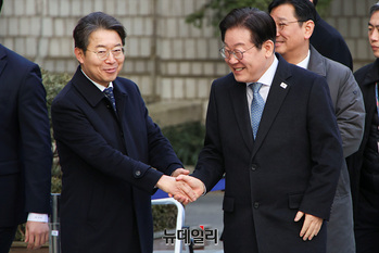 [포토] 최기상 의원과 악수 나누는 이재명 대표 