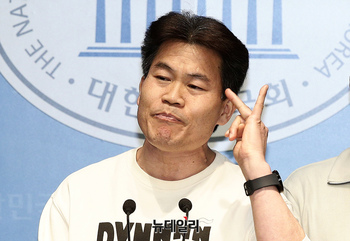 [포토] 전한길 "대통령 '탄핵각하' 국가와 국민이 사는길"