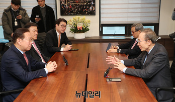 [포토] 이명박재단 사무실 찾은 권영세 비대위원장