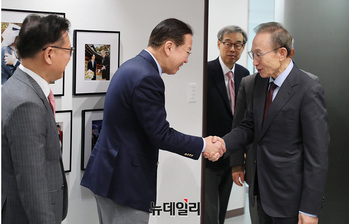 [포토] 악수 나누는 권영세 비대위원장과 이명박 전 대통령