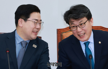 [포토] 웃으며 대화 나누는 박찬대·진성준