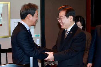 [포토] 악수 나누는 이재명·임종석