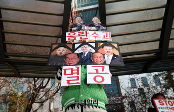 [포토] 건국대 시국선언에 등장한 '멸공' 피켓