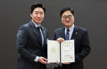 [포토] 역사정의포럼 명예회원 된 우원식 국회의장 