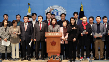 [포토] 국민의힘, 윤 대통령 탄핵심판에 절차적 하자 제기...'헌재 공정 심리 촉구'