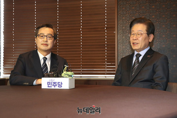 [포토] 환담 나누는 이재명·김동연