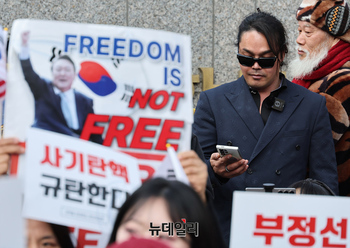 [포토] 한국외대 시국선언 지원나선 안정권 