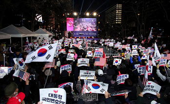 [포토] 3.1절 전야집회 청년 만인공동회, 울려퍼지는 '탄핵 반대' 목소리
