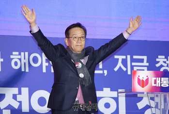 [포토] 연단 오른 석동현 국민변호인단장