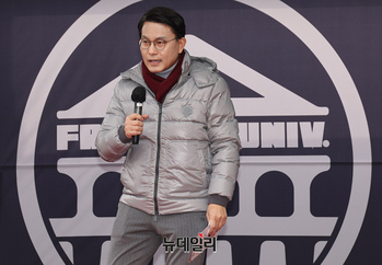 [영상] 전국대학생연합 시국선언 현장 찾은 윤상현 의원