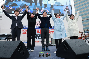 [포토] 손들어 인사 하는 야5당 대표