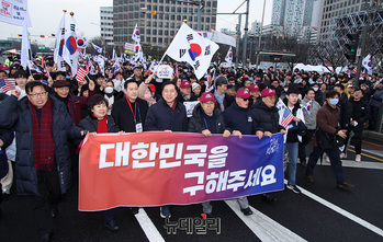 [포토] '탄핵 무효' 외치며 행진하는 세이브코리아 