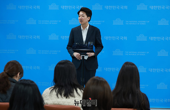 [포토] 기자들의 질문에 답하는 이준석 의원