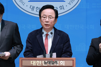 [포토] 개헌 관련 기자회견 갖는 이주영 전 국회부의장